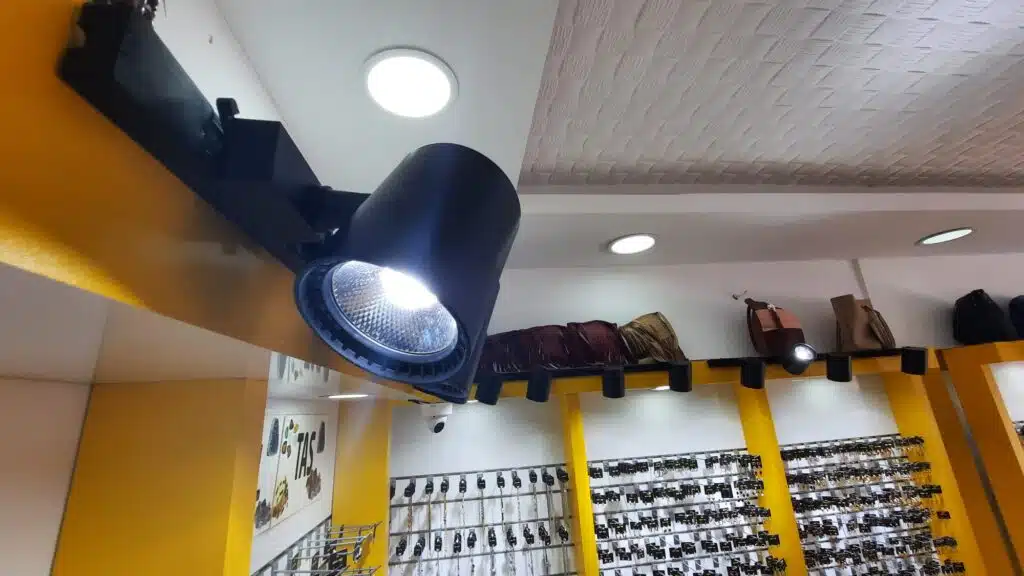 Raylı LED Spotlar İşe Yarar mı? 8 | İnceleriz Bilinçli Tüketici Rehberi: Tarafsız Ürün, Yapay Zeka ve Teknoloji İncelemeleri led spot beyaz
