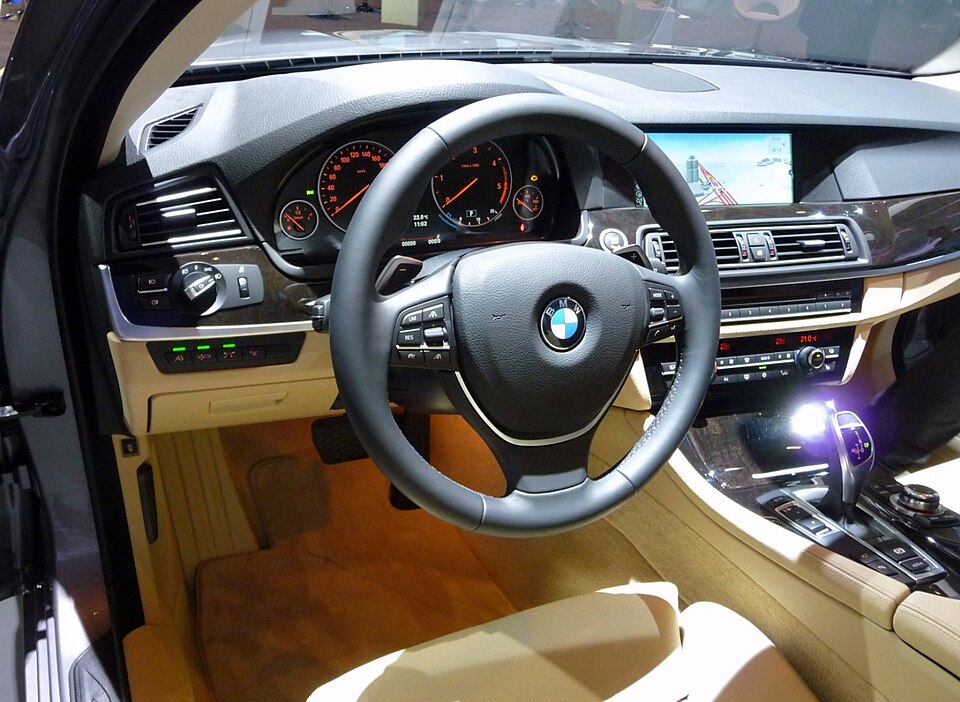 BMW 520I (F10) HALA ALINIR MI? 2 | İnceleriz Bilinçli Tüketici Rehberi: Tarafsız Ürün, Yapay Zeka ve Teknoloji İncelemeleri Bmw 5er f10 interieur 02